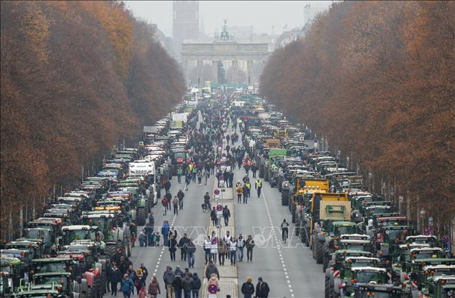 Trong ảnh: Nông dân dùng máy kéo phong tỏa giao thông tại Berlin, Đức, ngày 26/11/2019. Ảnh: AFP/TTXVN