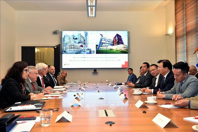 Phó Thủ tướng Trịnh Đình Dũng thăm Đại học RMIT. Ảnh: TTXVN phát
