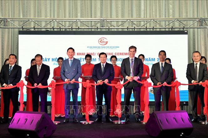 Phó Thủ tướng Trịnh Đình Dũng cắt băng khai mạc Ngày hội hàng Việt Nam. Ảnh: TTXVN phát