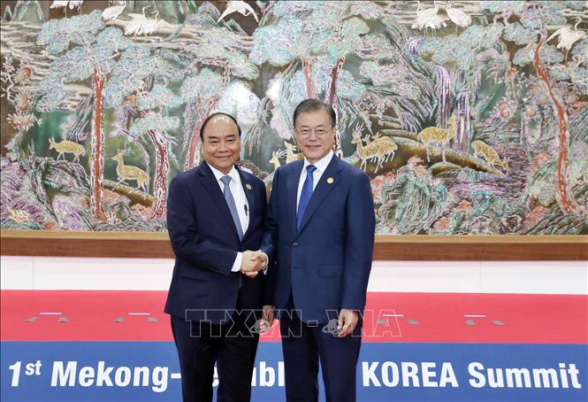Trong ảnh: Tổng thống Hàn Quốc Moon Jae-in đón Thủ tướng Nguyễn Xuân Phúc tới dự hội nghị. Ảnh: Thống Nhất – TTXVN
