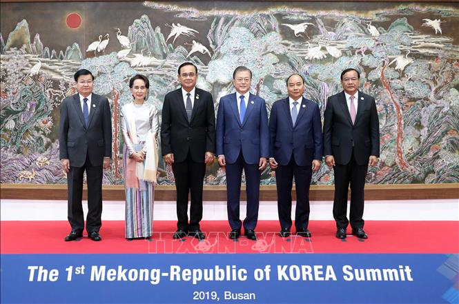 Trong ảnh: Tổng thống Hàn Quốc Moon Jae-in đón Thủ tướng Nguyễn Xuân Phúc và trưởng đoàn các nước tham dự hội nghị. Ảnh: Thống Nhất – TTXVN

