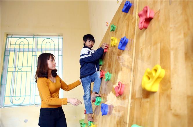 Trong ảnh: Lớp học đặc biệt cho trẻ khuyết tật tại Trường Phục hồi chức năng và Dạy nghề cho người khuyết tật Khoái Châu. Ảnh: Anh Tuấn – TTXVN