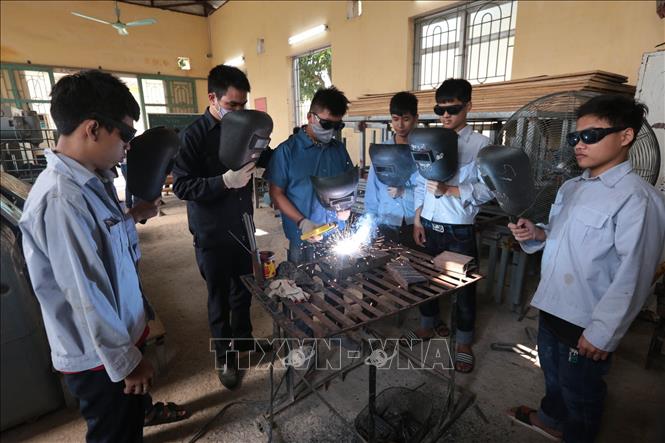 Trong ảnh: Dạy nghề hàn cho học sinh tại Trường Phục hồi chức năng và Dạy nghề cho người khuyết tật Khoái Châu. Ảnh: Anh Tuấn – TTXVN