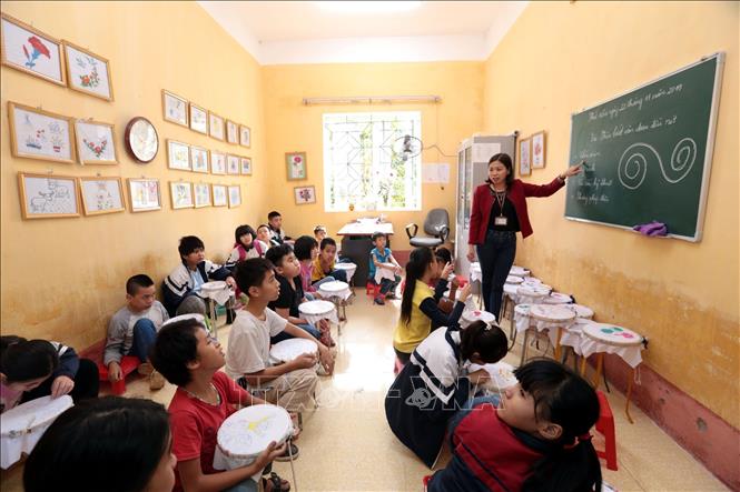 Trong ảnh: Lớp dạy thêu cho học sinh tại Trường Phục hồi chức năng và Dạy nghề cho người khuyết tật Khoái Châu. Ảnh: Anh Tuấn – TTXVN