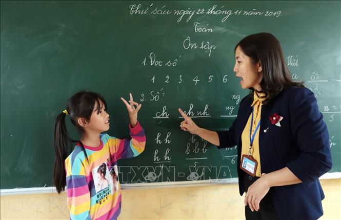 Trong ảnh: Học văn hóa theo chương trình giáo dục đặc biệt bậc Tiểu học tại trường Phục hồi chức năng và Dạy nghề cho người khuyết tật Khoái Châu. Ảnh: Anh Tuấn – TTXVN
