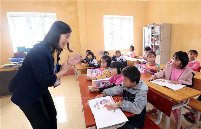 Trong ảnh: Học văn hóa theo chương trình giáo dục đặc biệt bậc Tiểu học tại trường Phục hồi chức năng và Dạy nghề cho người khuyết tật Khoái Châu. Ảnh: Anh Tuấn – TTXVN
