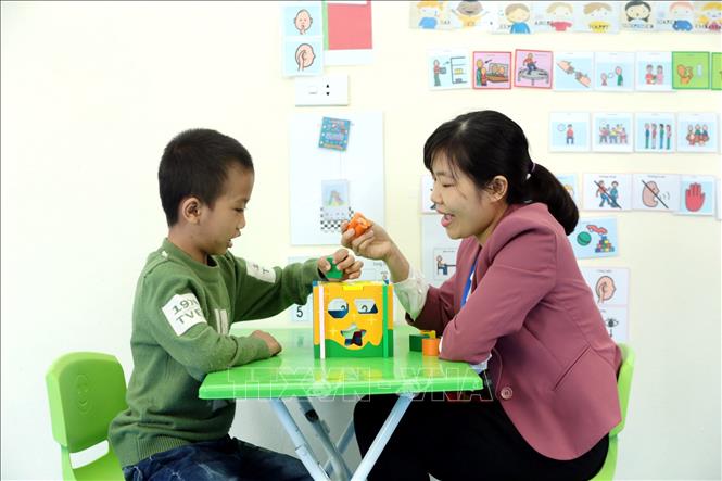 Trong ảnh: Cô trò lớp can thiệp cá nhân tại trường Phục hồi chức năng và Dạy nghề cho người khuyết tật Khoái Châu. Ảnh: Anh Tuấn – TTXVN