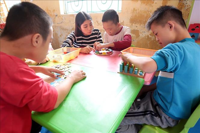 Trong ảnh: Lớp học đặc biệt cho trẻ khuyết tật tại trường Phục hồi chức năng và Dạy nghề cho người khuyết tật Khoái Châu. Ảnh: Anh Tuấn – TTXVN