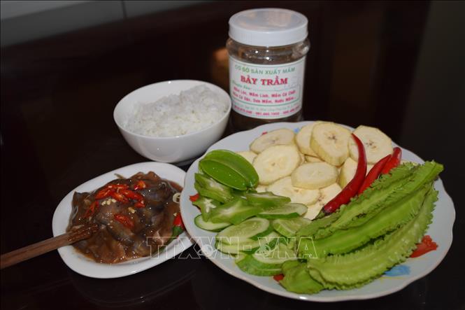 Trong ảnh: Mắm cá chốt thường được ăn kèm với rau sống, trái chuối chát xắt lát, khế và cơm nguội. Ảnh: Chương Đài - TTXVN