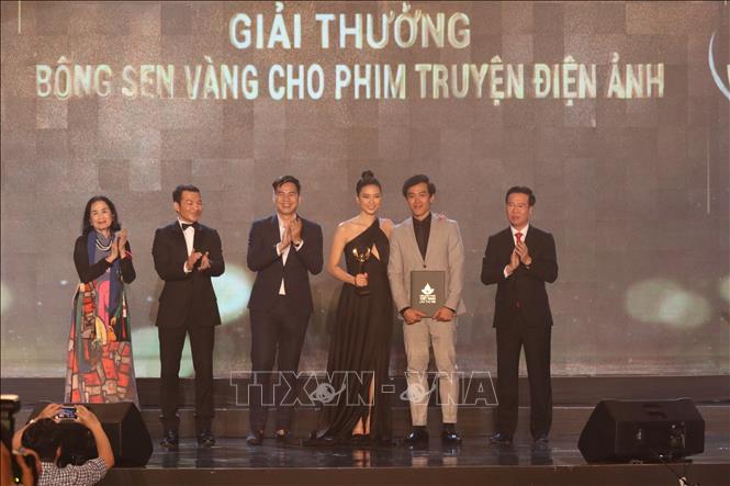 Đồng chí Võ Văn Thưởng, Ủy viên Bộ Chính trị, Bí thư Trung ương Đảng, Trưởng Ban Tuyên giáo Trung ương trao giải thưởng Bông sen Vàng cho thể loại phim truyện Điện ảnh. Ảnh: TTXVN