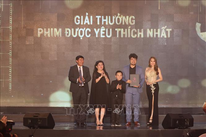 Giải thưởng Phim được yêu thích nhất do khán giả bình chọn được trao cho Bộ phim “Chú ơi đừng lấy mẹ con”. Ảnh: Huỳnh Ngọc Sơn-TTXVN