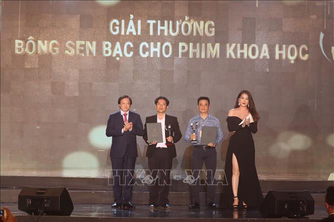 Thứ trưởng Bộ Văn hóa, Thể thao và Du lịch Tạ Quang Đông trao giải thưởng Bông sen Bạc cho thể loại phim Khoa học. Ảnh: TTXVN