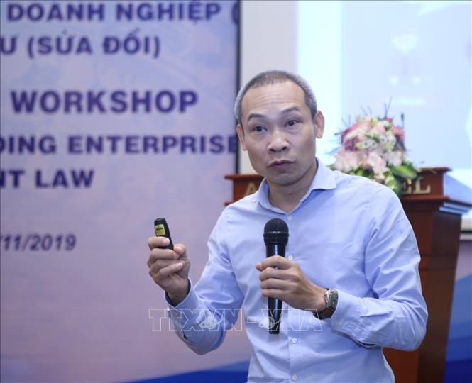 Trong ảnh: Phó Viện  trưởng Viện Nghiên cứu Quản lý kinh tế Trung ương Phan Đức Hiếu trình bày dự thảo Luật Doanh nghiệp (sửa đổi) và Luật Đầu tư (sửa đổi). Ảnh: Danh Lam- TTXVN