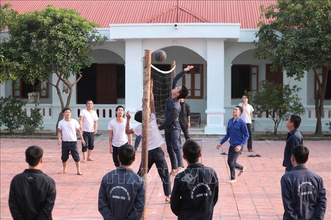 Trong ảnh: Chơi bóng chuyền, một hoạt động thể thao nâng cao sức khỏe đẩy lùi ma túy của các học viên tại cơ sở điều trị nghiện ma túy tỉnh Hưng Yên. Ảnh: Anh Tuấn – TTXVN