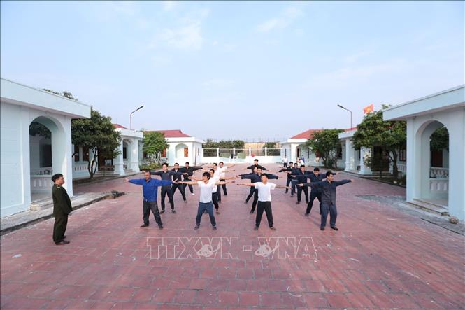 Trong ảnh: Tập thể dục là hoạt động được duy trì hàng ngày của các học viên tại cơ sở điều trị nghiện ma túy tỉnh Hưng Yên. Ảnh: Anh Tuấn – TTXVN