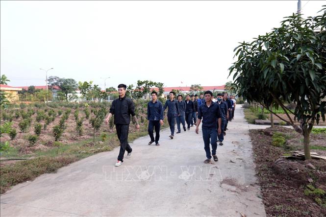 Trong ảnh: Đi bộ - một hình thức vận động thể dục nâng cao sức khỏe của các học viên tại Cơ sở điều trị nghiện ma túy tỉnh Hưng Yên. Ảnh: Anh Tuấn – TTXVN