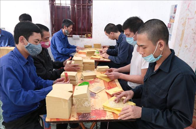 Trong ảnh: Các hoạt động lao động trị liệu cho các học viên tại Cơ sở điều trị nghiện ma túy tỉnh Hưng Yên. Ảnh: Anh Tuấn – TTXVN