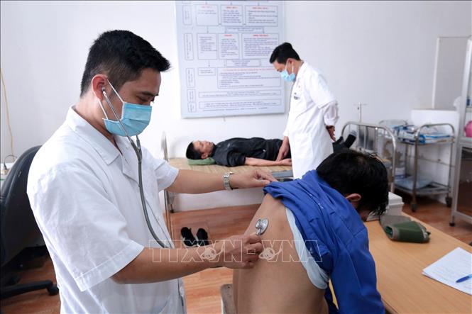 Trong ảnh: Chăm sóc y tế cho các học viên tại Cơ sở điều trị nghiện ma túy tỉnh Hưng Yên. Ảnh: Anh Tuấn – TTXVN