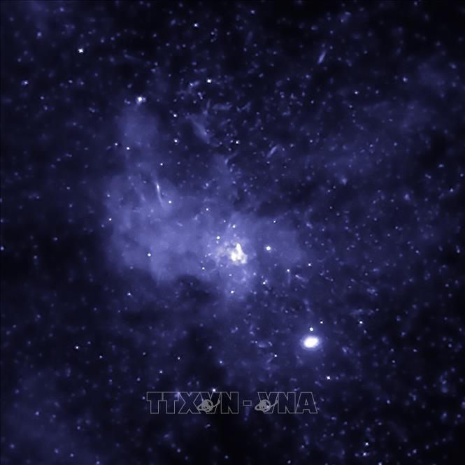 Trong ảnh (dữ liệu từ Đài quan sát tia X Chandra của NASA): Hàng ngàn hố đen được các nhà du hành vũ trụ phát hiện gần trung tâm Dải ngân hà. Ảnh: AFP/TTXVN