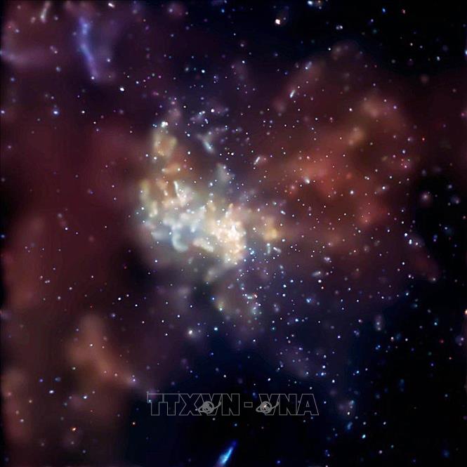 Trong ảnh (dữ liệu từ Đài quan sát tia X Chandra của NASA): Hố đen khổng lồ tại trung tâm Dải ngân hà. Ảnh: AFP/TTXVN