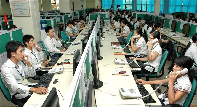 Trong ảnh: Từ 14/8/2009, Công ty Viễn thông quân đội (Viettel Telecom) đưa vào hoạt động Trung tâm Chăm sóc khách hàng miền Bắc, tại toà nhà Restco, 74 Phạm Văn Đồng (Hà Nội). Trung tâm đáp ứng hơn 35.000 cuộc gọi/giờ, hoạt động liên tục để giải đáp thắc mắc, chăm sóc khách hàng, tiếp nhận khiếu nại và báo hỏng của khách hàng liên quan đến cước, chất lượng dịch vụ viễn thông. Ảnh: Minh Tú - TTXVN