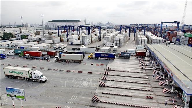 Trong ảnh: Hoạt động vận chuyển hàng hóa tại Tân Cảng Sài Gòn, thuộc Tổng công ty Tân Cảng Sài Gòn (Quân chủng Hải quân) - doanh nghiệp quốc phòng tiên phong đi đầu trong sản xuất, phát triển hiệu quả kinh tế biển. Tổng công ty phấn đấu trở thành “Tập đoàn kinh tế - quốc phòng hàng đầu trong lĩnh vực kinh tế biển và logistics”. Ảnh: Thế Anh-TTXVN