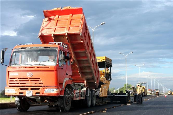 Trong ảnh: Phương tiện cơ giới của Xí nghiệp 185 thuộc Tổng công ty Xây dựng Trường Sơn-Binh đoàn 12 thi công đường Phan Đình Phùng nối dài ở thành phố Hà Tĩnh. Ảnh: Hà Thái - TTXVN