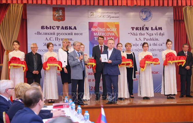 Trong ảnh: Lễ trao tặng sách của Nhà thơ Nga vĩ đại A.S. Pushkin tại triển lãm. Ảnh: Thành Đạt - TTXVN 