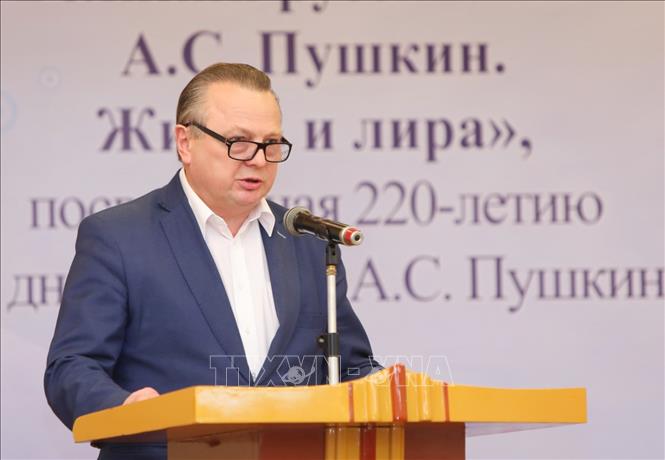 Trong ảnh: Ông Maslov Aleksandr Anatolievich, Bí thư thứ 1 ĐSQ LB Nga tại Việt Nam phát biểu tại triển lãm. Ảnh: Thành Đạt - TTXVN