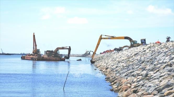 Trong ảnh: Tổng công ty Xây dựng Lũng Lô thi công Gói thầu 10A tuyến đê biển phía Nam. Ảnh: TTXVN phát