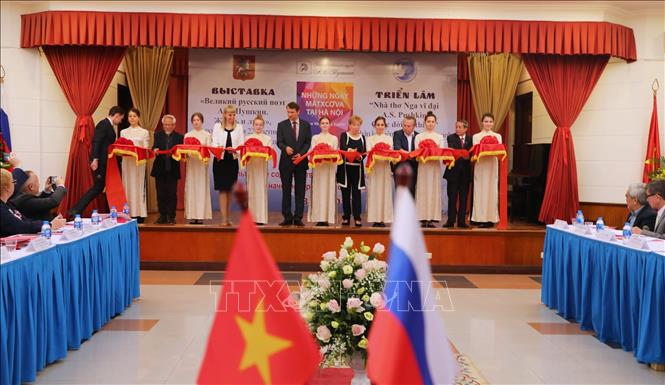 Trong ảnh: Lễ cắt băng khai mạc triển lãm. Ảnh: Thành Đạt - TTXVN