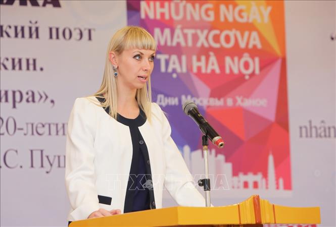 Trong ảnh: Bà Shafinskaia Natalia Valerievna, Giám đốc Trung tâm Khoa học và Văn hóa Nga tại Hà Nội phát biểu khai mạc triển lãm. Ảnh: Thành Đạt - TTXVN