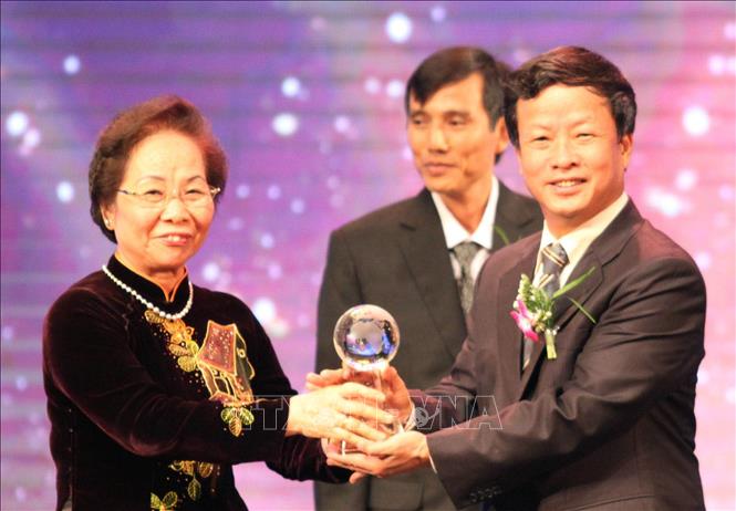 Trong ảnh: Phó Chủ tịch nước Nguyễn Thị Doan trao giải Nhất loại hình Doanh nghiệp dịch vụ lớn của Giải thưởng Chất lượng Quốc tế châu Á – Thái Bình Dương năm 2014 cho Ngân hàng TMCP Quân đội (MB), sáng 22/3/2015. Ảnh: Anh Tuấn – TTXVN