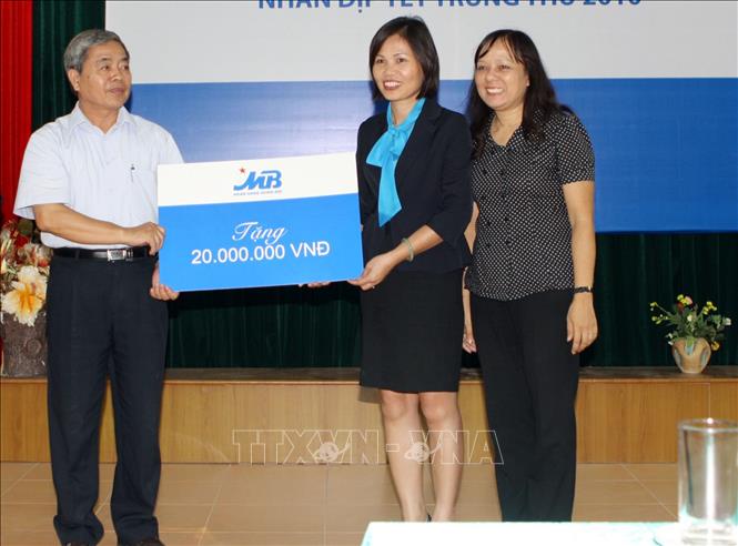 Trong ảnh: Phó Tổng giám đốc Ngân hàng TMCP Quân đội (MB) trao tượng trưng số tiền 20 triệu đồng cho trẻ bị nhiễm chất độc da cam/diôxin đang được nuôi dưỡng và dạy nghề tại Làng Hữu Nghị, xã Xuân Phương, huyện Từ Liêm, Hà Nội. Ảnh Hữu Việt - TTXVN