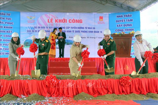 Trong ảnh: Ngày 30/7/2015, Tổng công ty 16-Binh đoàn 16 (Bộ Quốc phòng) khởi công dự án xây dựng nâng cấp tuyến đường huyết mạch từ Quốc lộ 14 khu vực xã Đắk Ru, huyện Đắk R'lấp đến Khu Kinh tế Quốc phòng Binh đoàn 16 (thôn Giang Châu, xã Đắk Ngo) thuộc huyện Tuy Đức, tỉnh Đắk Nông. Ảnh: Hưng Thịnh – TTXVN
