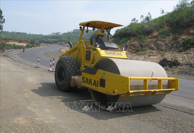 Trong ảnh: Phương tiện cơ giới của Tổng công ty Xây dựng Trường Sơn-Binh đoàn 12 thi công nền đường Dự án mở rộng Quốc lộ 1A. Ảnh: Bang Nhiệm - TTXVN
