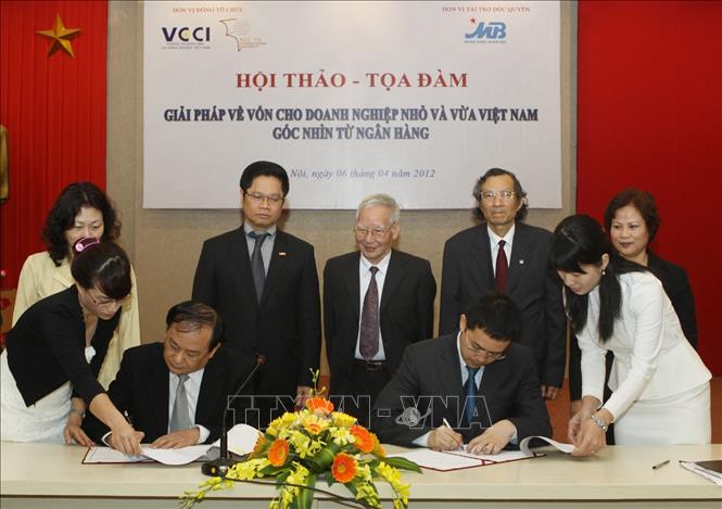 Trong ảnh: Ngày 6/4/2012, tại Hà Nội diễn ra lễ ký kết thỏa thuận về chương trình tín dụng ưu đãi 10.000 tỷ đồng dành cho các doanh nghiệp xuất khẩu giữa Phòng Thương mại và Công nghiệp Việt Nam (VCCI) và Ngân hàng TMCP Quân đội (MB). Ảnh: Thế Duyệt – TTXVN