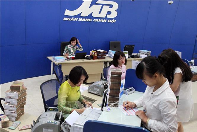 Ngân hàng TMCP Quân đội (MB) đã đưa ra nhiều gói tín dụng ưu đãi dành cho khách hàng là doanh nghiệp và cá nhân phục vụ sản xuất và tiêu dùng; tăng cường kiểm soát vốn vay để đảm bảo an toàn cho sự tăng trưởng của ngân hàng và an toàn cho doanh nghiệp. Trong ảnh: Khách hàng giao dịch tại Hội sở chính Ngân hàng TMCP Quân đội (MB) ở Hà Nội. Ảnh: Trần Việt - TTXVN