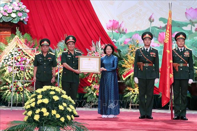 Trong ảnh: Phó Chủ tịch nước Đặng Thị Ngọc Thịnh trao Huân chương Lao động hạng Nhất của Chủ tịch nước tặng Tổng công ty 789- Binh đoàn 11 (Bộ Quốc phòng) tại Lễ kỷ niệm 30 năm Ngày truyền thống, sáng 16/7/2019. Ảnh: Văn Điệp - TTXVN
