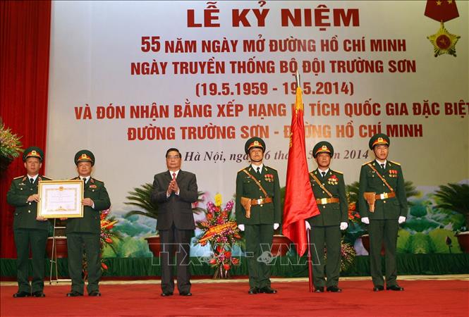 Trong ảnh: Ủy viên Bộ Chính trị, Thường trực Ban Bí thư Lê Hồng Anh trao Huân chương Quân công hạng Nhất của Chủ tịch nước tặng Binh đoàn 12 tại Lễ kỷ niệm 55 năm Ngày mở Đường Hồ Chí Minh, Ngày truyền thống Bộ đội Trường Sơn, ngày 16/5/2014. Ảnh: Trọng Đức - TTXVN