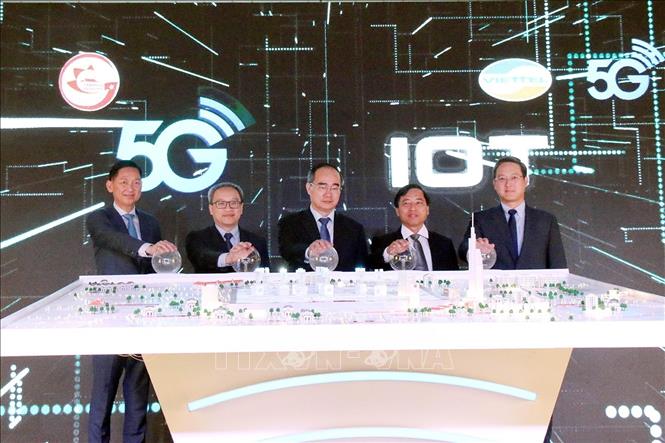 Ngày 21/9/2019, Tập đoàn Công nghiệp – Viễn thông Quân đội (Viettel) công bố phát sóng 5G và đưa vào khai thác hạ tầng kết nối vạn vật (IoT) tại Thành phố Hồ Chí Minh. Đây là địa phương đầu tiên trên cả nước phủ sóng 5G liền mạch và IoT trên diện rộng. Trong ảnh: Bí thư Thành ủy Thành phố Hồ Chí Minh Nguyễn Thiện Nhân cùng các đại biểu thực hiện nghi thức phát sóng 5G tại Thành phố Hồ Chí Minh. Ảnh: Tiến Lực – TTXVN