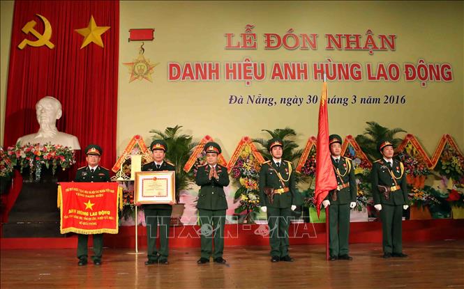Trong ảnh: Ngày 30/3/2016, tại Đà Nẵng, Tổng công ty Sông Thu (Tổng cục Công nghiệp - Bộ Quốc phòng) tổ chức Lễ đón nhận Danh hiệu Anh hùng Lao động của Chủ tịch nước tặng. Ảnh: Trần Lê Lâm – TTXVN