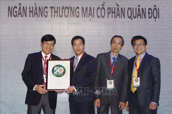 Trong ảnh: Vinh danh Ngân hàng Thương mại Cổ phần Quân đội (MB) tại Lễ công bố danh sách “50 công ty niêm yết tốt nhất năm 2014”, ngày 17/10/2014, do Tạp chí Forbes Việt Nam tổ chức. Ảnh: Hoàng Hải - TTXVN