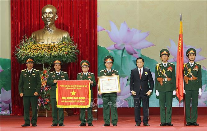Trong ảnh: Chủ tịch nước Trương Tấn Sang trao tặng Danh hiệu Anh hùng Lao động cho Ngân hàng Thương mại Cổ phần Quân đội (MB) tại Lễ kỷ niệm 21 năm thành lập MB, sáng 24/12/2015, tại Hà Nội. Ảnh: Nguyễn Khang – TTXVN