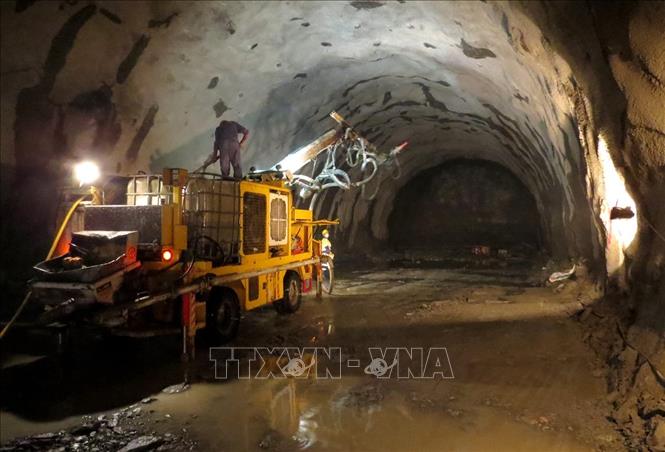 Trong ảnh: Lực lượng cơ giới của Tổng công ty Xây dựng Lũng Lô thi công hầm đường bộ đèo Cả nối Phú Yên với Khánh Hòa. Ảnh: Thế Lập- TTXVN