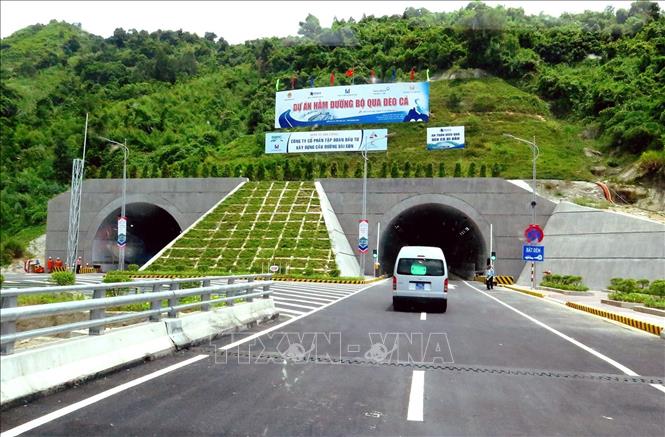 Trong ảnh: Tổng công ty Xây dựng Lũng Lô là một trong các nhà thầu tham gia thi công công trình hầm đường bộ đèo Cả nối Phú Yên với Khánh Hòa. Ảnh: Thế Lập – TTXVN