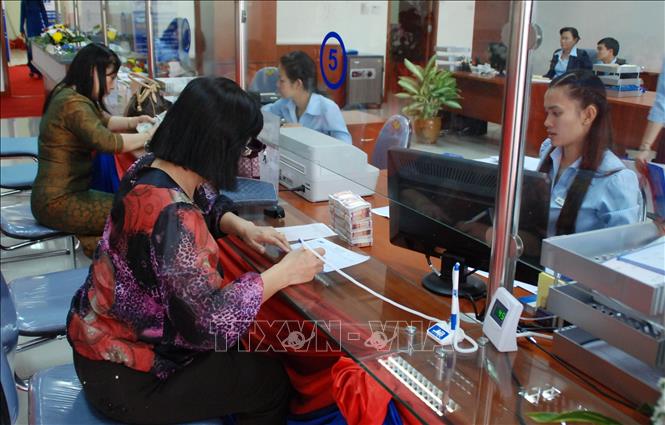 Trong ảnh: Khách hàng tới gửi tiền và mở tài khoản tại Ngân hàng TMCP Quân đội chi nhánh Lào (MB Lào) trong ngày khai trương 30/12/2010 ở Thủ đô Vientiane. Ảnh: Phạm Kiên – TTXVN
