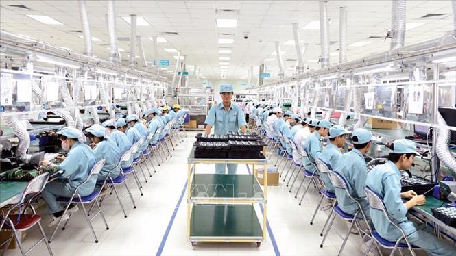Trong ảnh: Là một trong các doanh nghiệp đi đầu cuộc cách mạng công nghiệp 4.0 tại Việt Nam, nhiều năm qua, trong chiến lược phát triển của mình, Tập đoàn Viễn thông Quân đội (Viettel) đã tiên phong nghiên cứu, phát triển và sản xuất các sản phẩm ứng dụng công nghệ thông tin vào đời sống kinh tế-xã hội. Ảnh: TTXVN phát