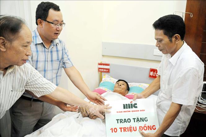 Trong ảnh: Đại diện Bảo hiểm Quân đội tặng quà cho cựu chiến binh Phan Hữu Được, 
