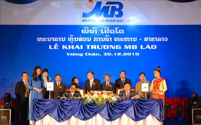 Trong ảnh: Chiều 30/12/2010, tại lễ khai trương hoạt động chi nhánh tại Lào, Ngân hàng TMCP Quân đội (MB) ký hợp tác toàn diện với các công ty lớn của Lào như Unitel (Liên doanh giữa Viettel Global và Lào Star Telecom); Công ty PV Oil và Công ty Phou Luong (Trường Sơn). Ảnh: Phạm Kiên – TTXVN